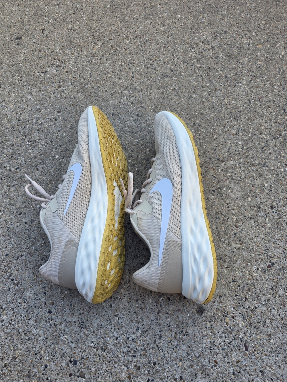 Nike Women's Beige Lightweigt Sneaker  Size 10.5 - Picture 11 of 15